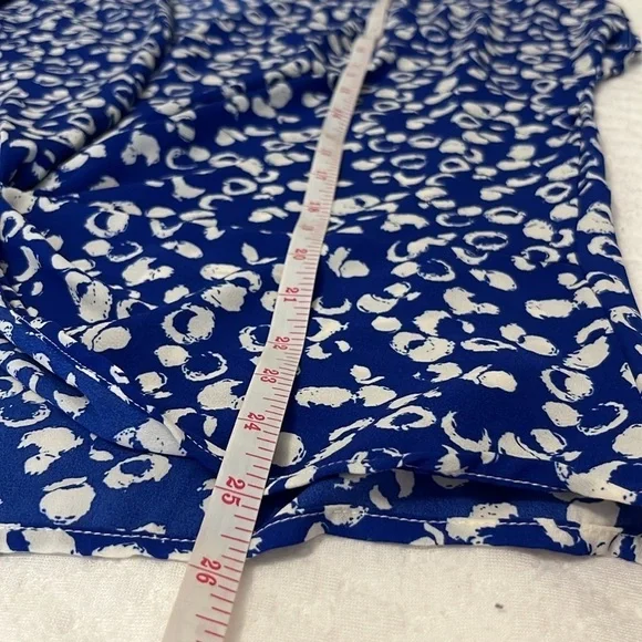 W5 Blue and White Print Short Sleeve Twist Front Top - Picture 9 of 9